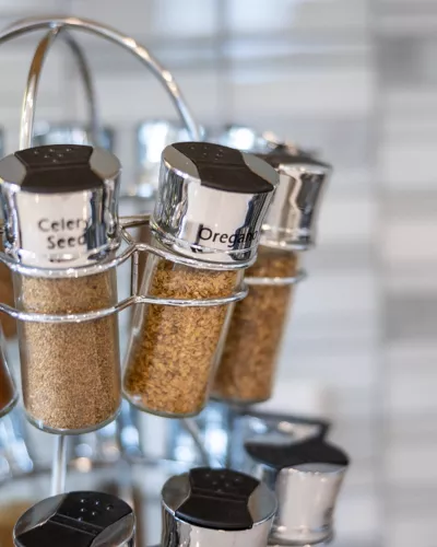 Rotating Spice Rack with 8 Jars